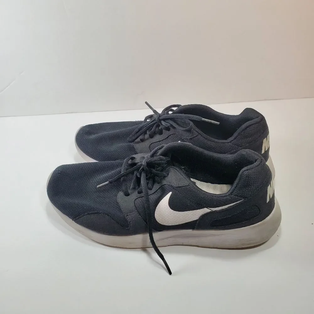 NIKE black tennis shoes
